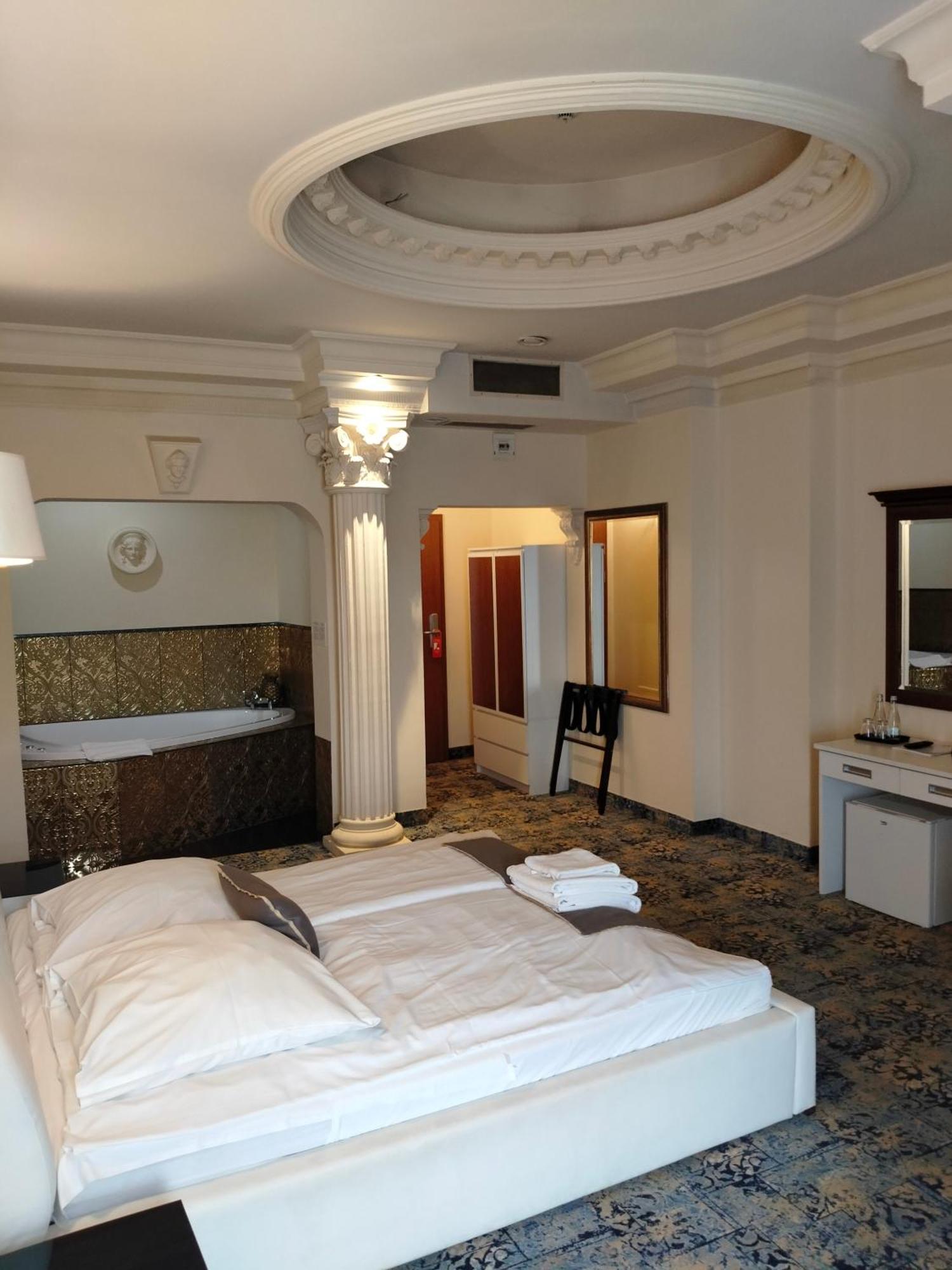 Hotel Venecia Palace Міхаловіце Екстер'єр фото